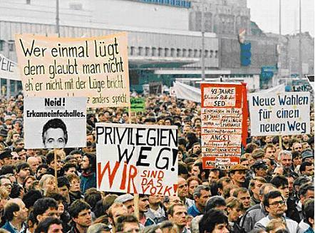 Wir sind das Volk! Ab September 1989 demonstrieren DDR-Bürger in Leipzig gegen die politischen Verhältnisse. Es beginnt eine friedliche Revolution.