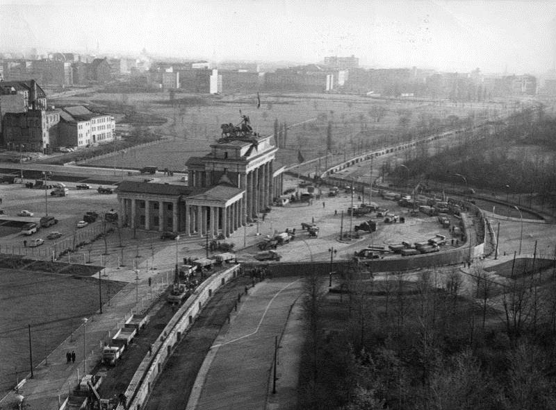 Die Berliner Mauer Gesamtlänge der Grenze um West-Berlin: 155 km Höhe der Betonelemente der Mauer: