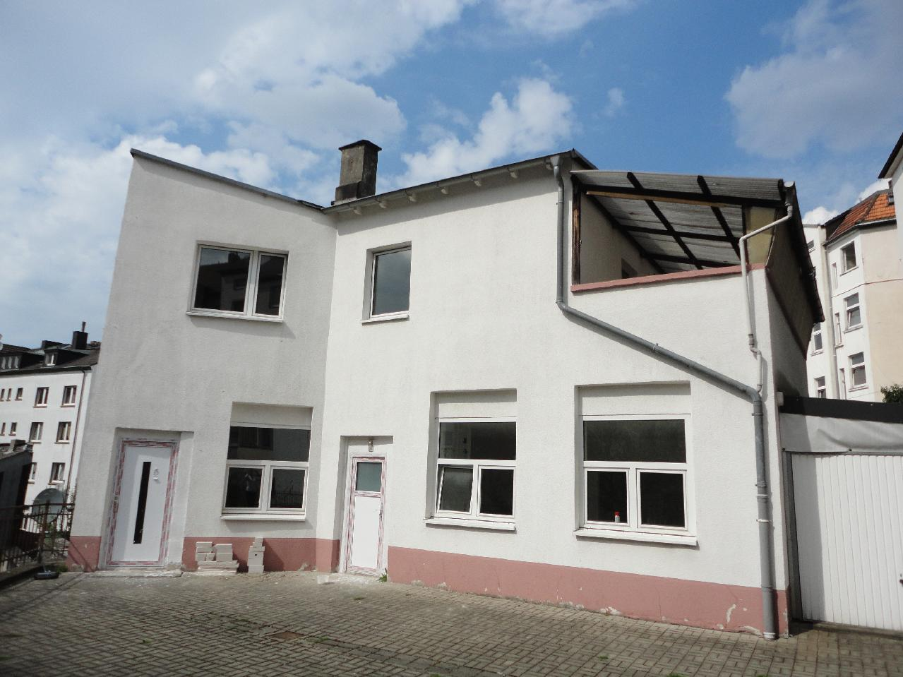 150 qm Hinterhaus ideal für eine Großfamilie oder als Mehrgenerationshaus Renovierungen erforderlich Ihr Ansprechpartner CASA Immobilien Dienstleistungs GmbH Bandstahlstr.