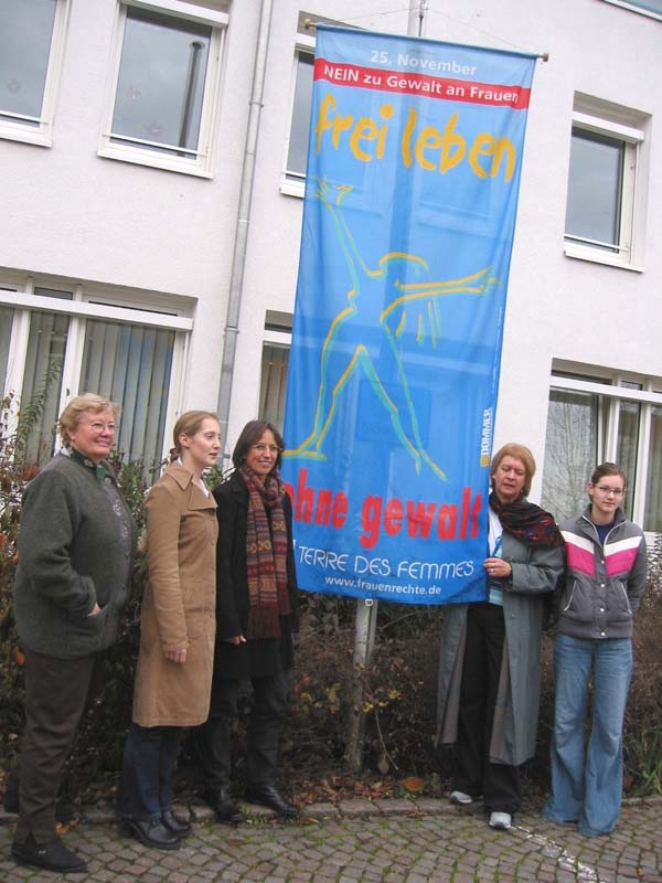 Fahnenaktion 2003 Thema ist die finanzielle Situation in den Frauenhäusern. Der Landeszuschuss für das Hanauer Frauenhaus wurde komplett gestrichen.
