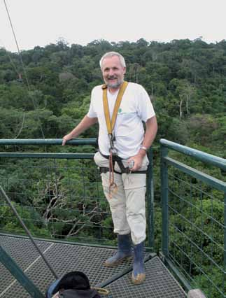 Abb. 29: Walter Hödl auf einem der COPAS-Türme (canopy operation permanent access system) (Pararé, Französisch- Guayana, Februar 2009) Foto: M. Stiegler.