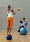 10 Balanceakt Wozu? Förderung des Gleichgewichts. Was? A und B stehen, knien oder sitzen auf einem Medizinball und spielen sich einen Ball zu.