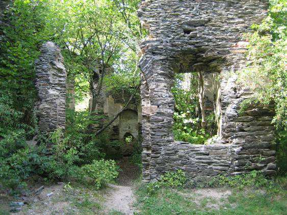 Inn diesem Haus wohnten anfangs die Gebrüder Oelbermann in Ihrer Pionierzeit. Das ist die Ruine heute, fast zugewachsen.