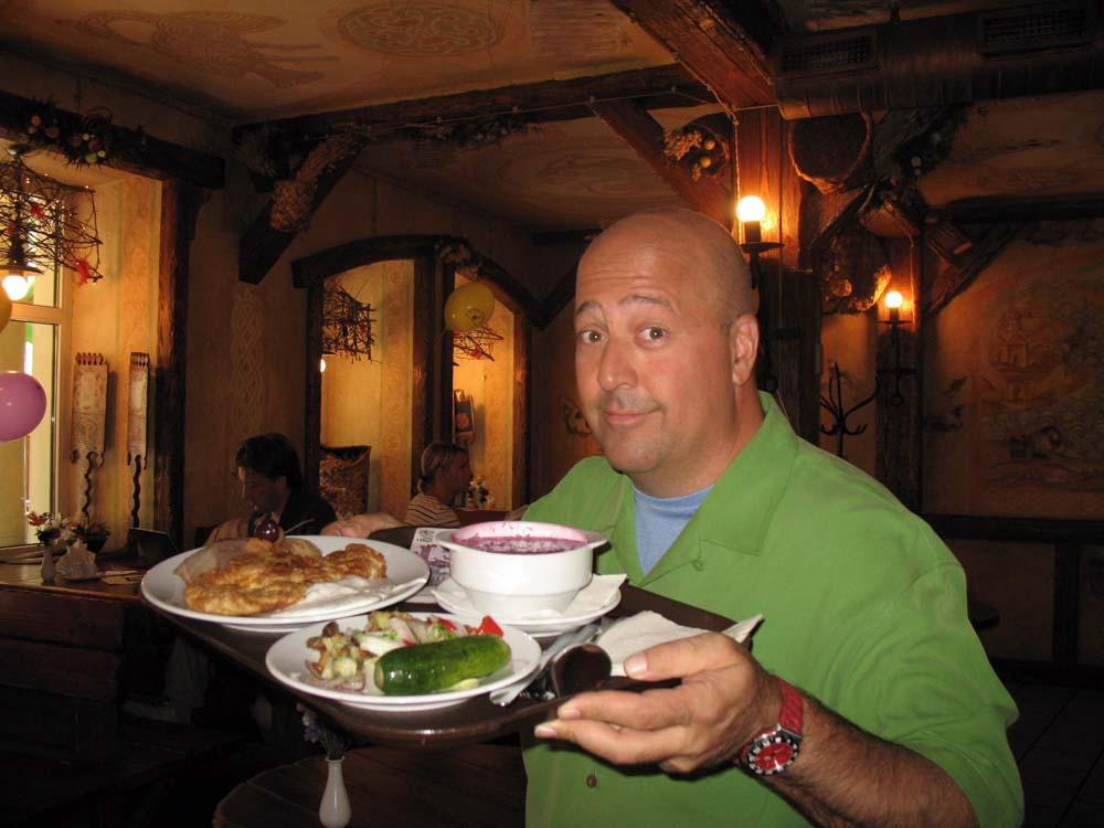 Ein ungewöhnliches Mahl für Andrew Zimmern: während er sonst gewöhnungsbedürftige Speisen verkosten darf, erwartet ihn in St. Petersburg ein wahrer Gaumenschmaus. Bon Appetit!