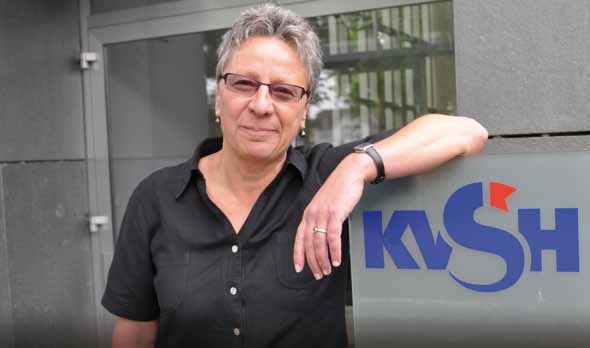 www.aerzteblatt-sh.de KV-Vorstand Praxis und Privatleben Dr. Ingeborg Kreuz ist nach sechs Jahren aus dem Vorstand der KV Schleswig- Holstein ausgeschieden.