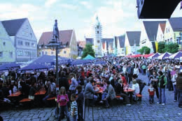 Die Große Kreisstadt Schwandorf Felsenkeller-Labyrinth Glockenspiel am Marktplatz, der mit seinen schönen Giebelhäusern und der Pfarrkirche St. Jakob das Herz der Stadt bildet.