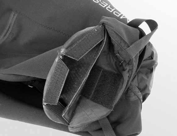 Speedbag Um einen neuen Speedbag zu montieren, löse zuerst die beiden Hauptkarabiner aus den rot markierten Einhängeschlaufen.