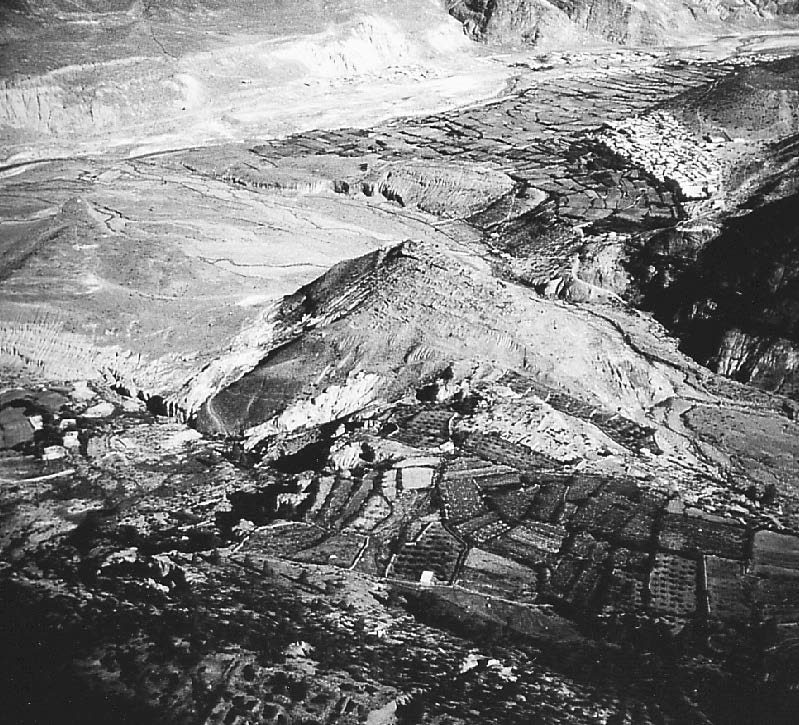 Abb. 3: Garab-Dzong. Ansicht von Süden aus dem Hubschrauber. Nach dem Zusammenbruch des tibetischen Groß - reiches zu Beginn des 9. Jh.
