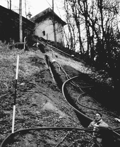 Abb. 1: Ramsberg. Dokumentationsarbeit am Kanalgraben. Photo: G. Schöbel wurden. Der schmale, mit Hilfe eines Kleinbaggers (40er-Löffel) angelegte, ca.