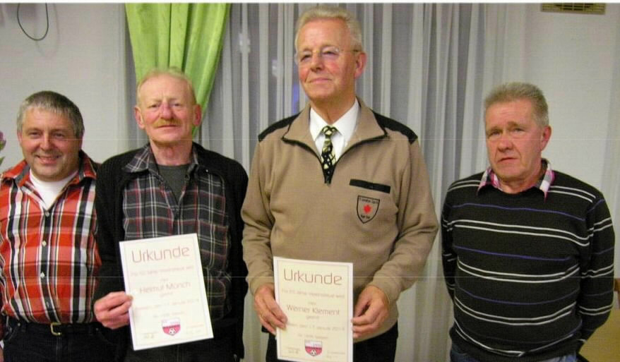 Ehrungen Platzwart Helmut Münch 2. v.l. wurde für 50 Jahre Vereinstreue geehrt. Ferner wurde unser Ehrenvorstandsmitglied Werner Klement 3. v.l. für 65 Jahre Vereinstreue geehrt.