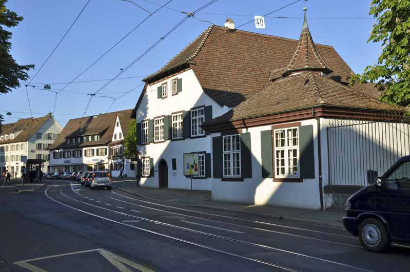 7 Gemeinde Riehen Wettsteinhaus, heute Spielzeugmuseum Riehen liegt in unmittelbarer Nähe zu den Städten Basel und Lörrach, eingebettet zwischen Wiesen, Wäldern und Rebhängen.