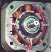 - Hybridtyp (Hybridschrittmotor): Axial magnetisierter Läufer, der von zwei gezahnten Polkappen umschlossen ist.