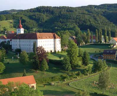 Willkommen im Lipizzanergestüt Piber In der sanften Hügellandschaft der westlichen Steiermark liegt der idyllische Ort Piber.