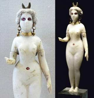 Unter akkadischem Einfluss wurde Inanna seit Mitte des dritten Jahrtausends v. Chr. mit Ištar gleichgesetzt.