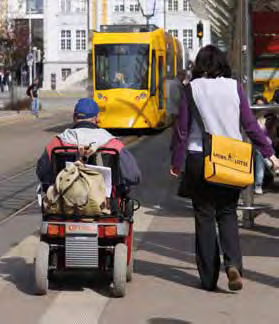 Titel Die alternsfreundliche Stadt haltestellen haben Bahnsteige, die einen nahezu ebenerdigen Einstieg ermöglichen.