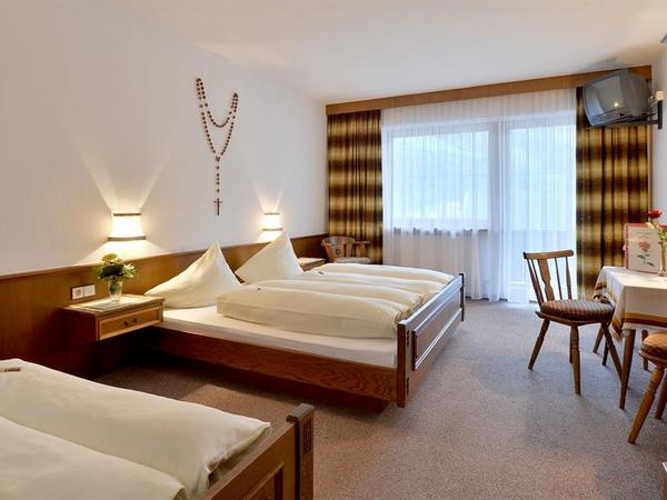 Dreibettzimmer Rooms with shower/wc, satellite TV, balcony Size: 30m² Rooms (total): 1 Prices With breakfast: 25,00-9.
