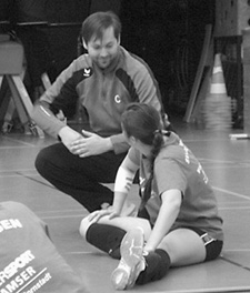Volleyball Neustart bei den Damen Nach dem uns unser langjähriger Trainer Klaus Christeleit darüber informiert hat, dass er nach der Saison 2014 aufhört, haben auch einige Spielerinnen, aus ge - sund