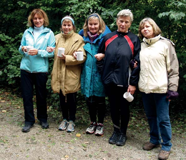 Auch 2013 wieder der gesellige Höhepunkt des Lauftreffs: das Grillfest am Waldspielplatz Treue Lauftreffteilnehmer: Mary, Jutta, Sonja,