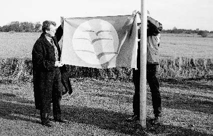 4.12 Foto: Ingrid Zibell Rainder Steenblock, Minister für Umwelt, Natur und Forsten des Landes Schleswig-Holstein hisst die Blaue Flagge am 10. Oktober 1998 auf dem Segelfluggelände Aventoft.