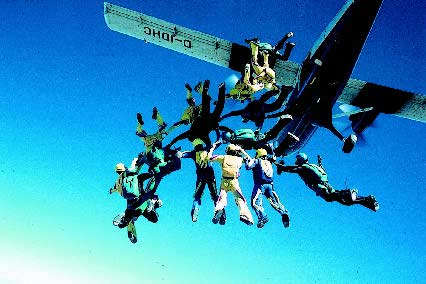 2.7 FALLSCHIRMSPORT Foto: Peter Kros Das Fallschirmspringen gehört zu den traditionellen Luftsportarten.
