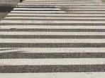 A. Bodenmarkierung (Zebrastreifen) Der Zebrastreifen hat eine Regelbreite von drei Metern aufzuweisen, die weißen Längsstreifen in einer Breite von 50 Zentimetern weisen auch untereinander einen