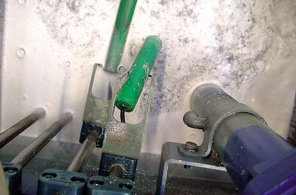PRODUKTION SPANENDE FERTIGUNG KÜHLSCHMIERSTOFF Schaumarme Kühlschmierstoffe mit vollentsalztem Wasser Die Einzelkomponenten von Industrie-Lasern werden mit höchster Präzision gefertigt und in