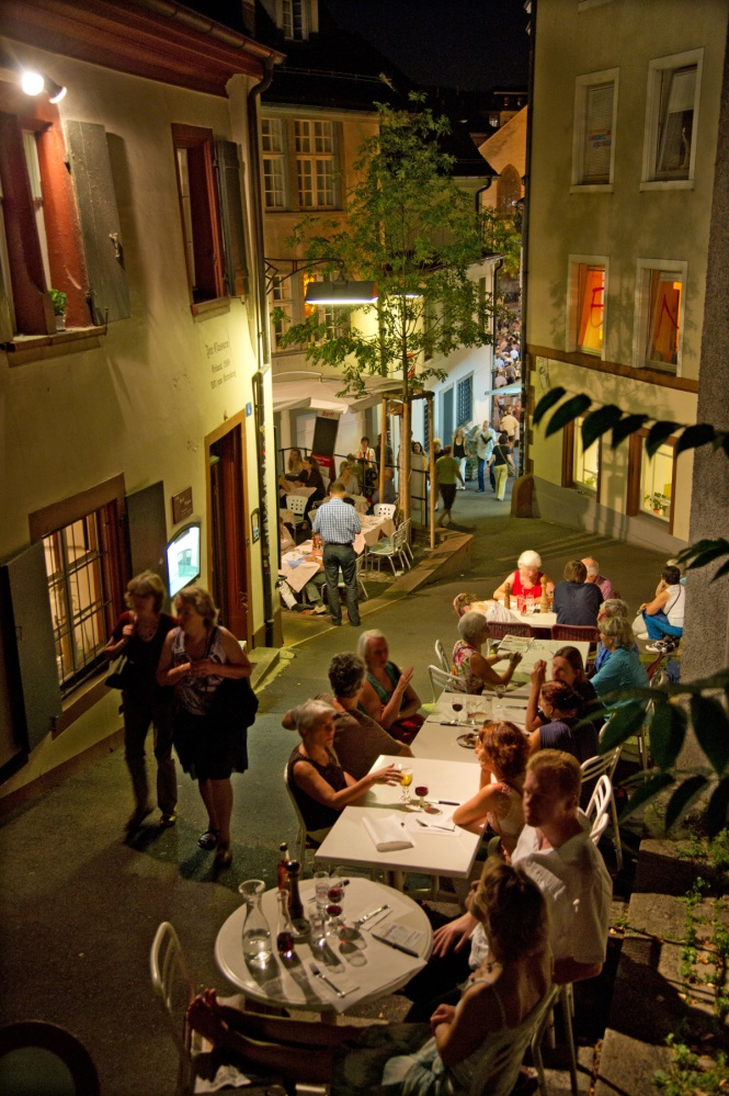 Basel ein allseits beliebter Wohnort - Seit 2006 sind insgesamt rund 12 000 Personen mehr nach Basel-Stadt zu- als weggezogen - 97% der Bevölkerung leben sehr gerne oder eher gerne hier* -