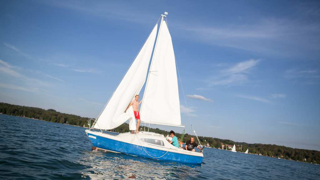 Segelsport Auf dem Starnberger See sieht man viele Segelschiffe. Auch internationale Wettkämpfe (Regatten) werden dort ausgetragen.
