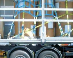 Logistik Akademie - Warenumschlag Verladung Beim Verladen von Lasten müssen die Regeln der Arbeitssicherheit und der Verkehrssicherheit beachtet werden.