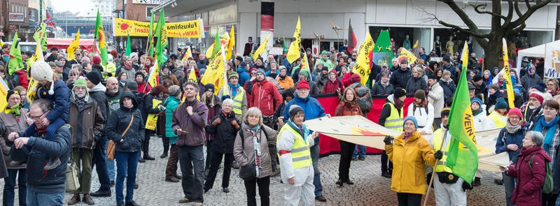 Auch der Kieler Christian Kuhtz (auf dem Fahrrad) und eine Gruppe der Freien Schule Leben & Lernen (Preetz) zogen im Protestzug mit.