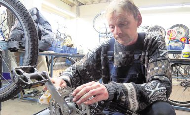22. 01. 2014 KURIER 13 STADT&LAND In der Fahrradwerkstatt werden alte Räder wieder zum Leben erweckt. In der Holzwerkstatt werden derzeit Tische und Bänke hergestellt.