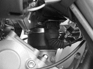 Fig. D Fahrzeugstecker 8 Stecker der Einspritzdüsen, durch gleichzeitiges Anheben der Metallclips und ziehen am Stecker entfernen (Fig.D). Metallclips nicht von den Steckern entfernen.