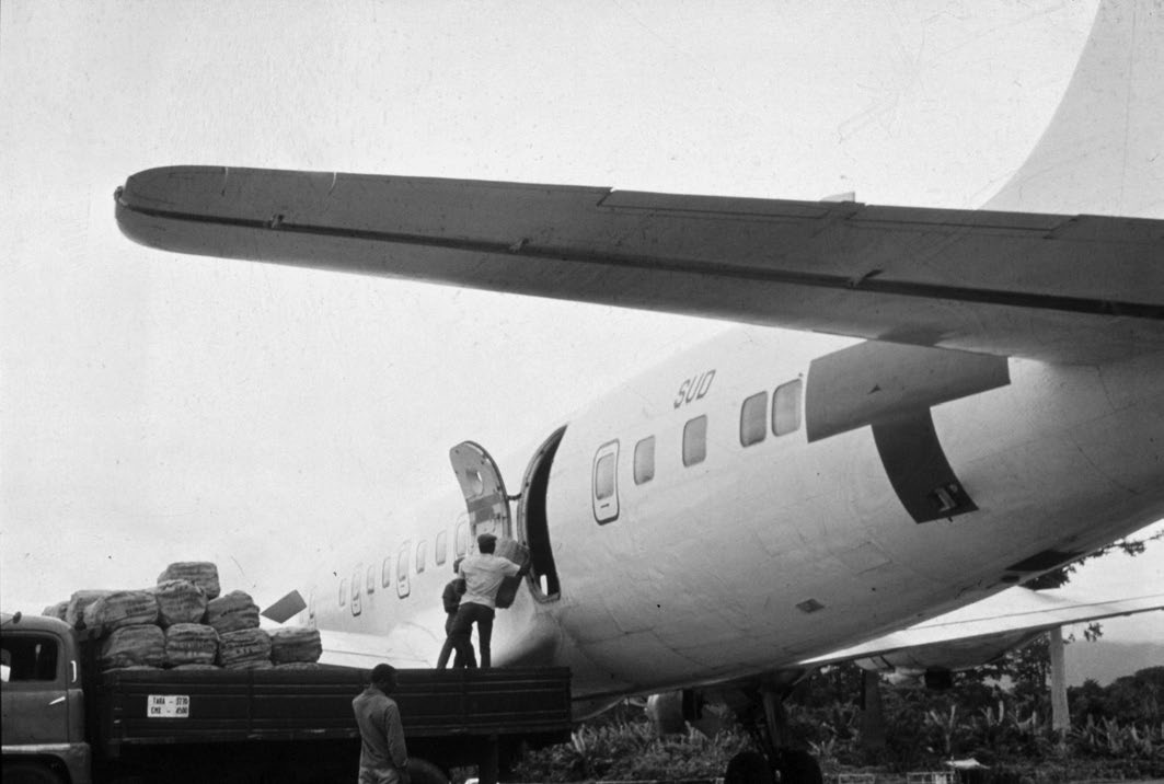 «SOS BIAFRA» DOMINIK MATTER 34 Abbildung 2 + 3: Ein IKRK-Flugzeug wird auf dem Flughafen Santa Isabel