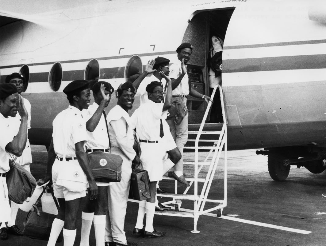39 Abbildung 7: Eine Equipe des Nigerianischen Roten Kreuzes besteigt ein Flugzeug,