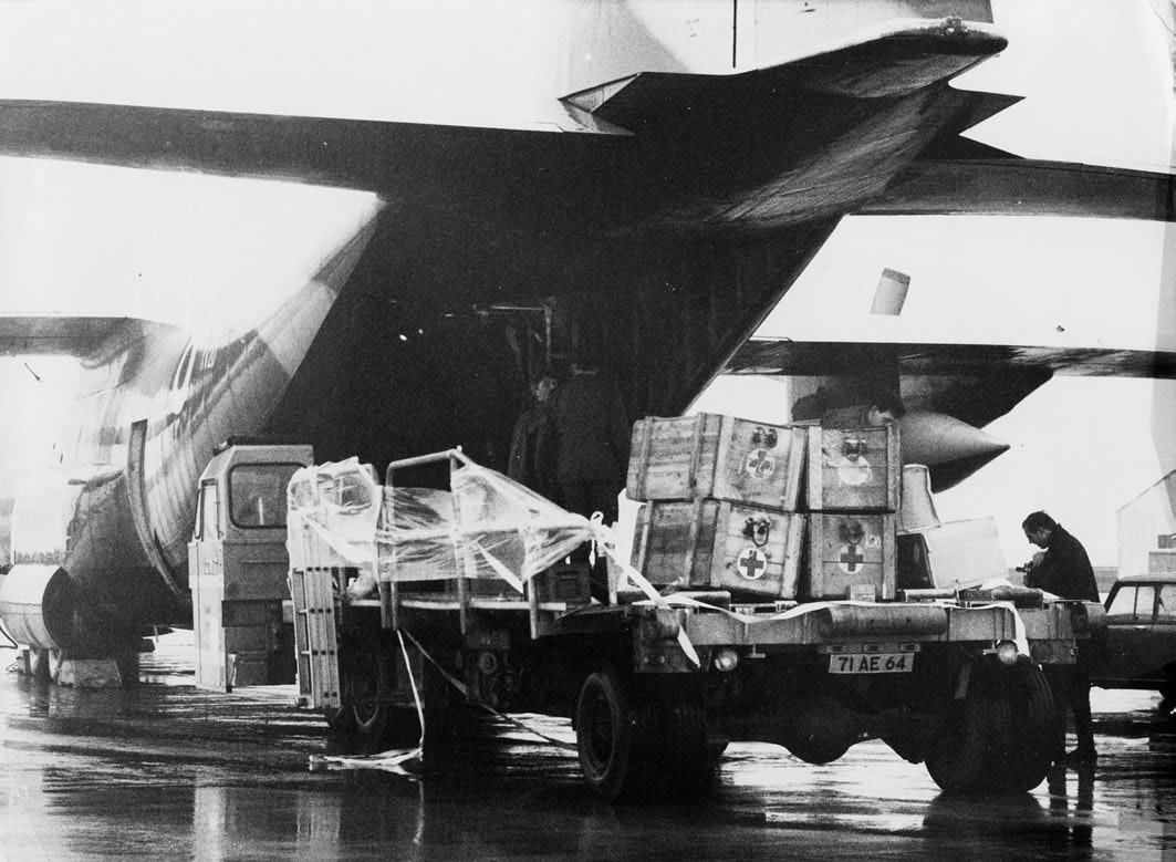 «SOS BIAFRA» DOMINIK MATTER 72 Abbildung 17: Im britschen Lyneham werden kurz nach der Kapitulation Medizinische Hilfsgüter für