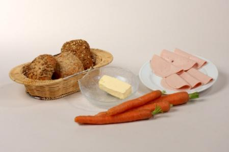 Gurke und Karotten Knäckebrot Quark Paprika Reiswaffeln/Knäckebrot Käse Karotten Vollkornbrötchen Wurst Butter/Margarine 3.
