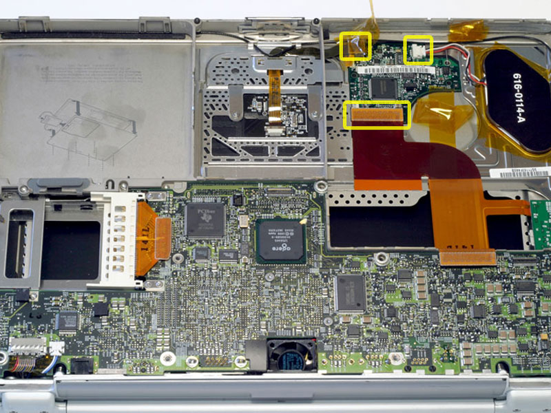 Schritt 19 Ziehen Sie den Stecker Kabel vom Modem. Schritt 20 PMU Drehen Sie den G4 über. Ziehen Sie das orangefarbene Klebeband von den drei Anschlüssen auf der PMU Brett entfernt.