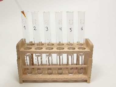 Durchführung Durchführung Ablauf Gin in das erste Reagenzglas eine Spatelspitze Natriumacetat (Abb. 3) und in die folgenden Reagenzgläser eine Spatelspitze der anderen aufgeführten Salze.