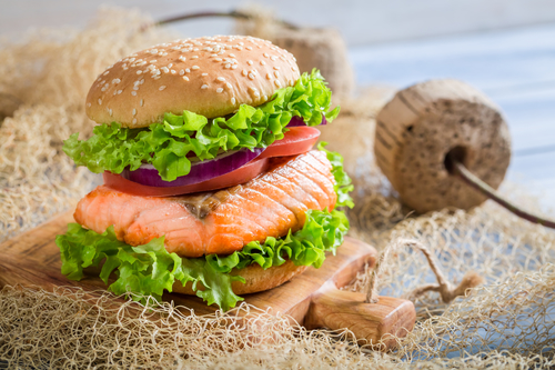 Rezepte zum Ernährungsplan Frühstück: Low-Carb Lachsburger Zutaten für deine Portion: 2 Hühnereier 100 g Lachsfilet 50 g Naturfrischkäse 1 Blatt Eisbergsalat halbe Tomate halbe Schalotte 10 g