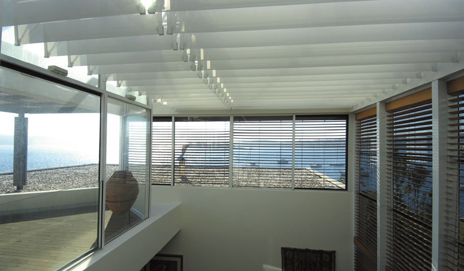Skylight- und Wintergarten-Systeme Die moderne Architektur zeigt, dass die Gewinnung und Regulierung von Tageslicht im Innenraum von Wintergärten und grossen Glasbauten zunehmend eine dominierende