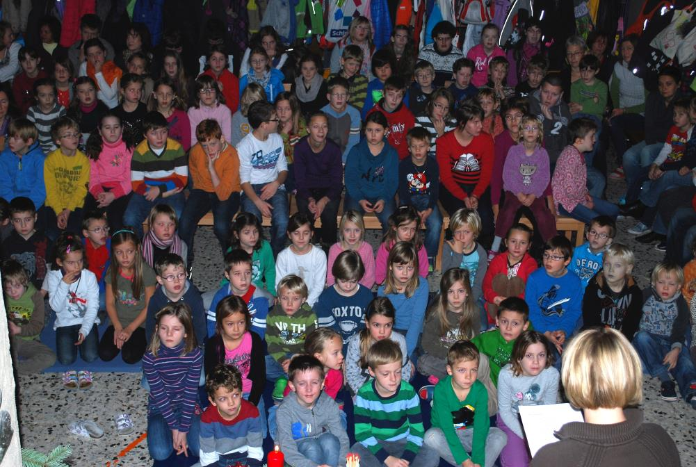 November 2012 Dezember 2012 Am Montag, den 03.12. erlebten wir alle gemeinsam eine besinnliche Adventkranzweihe in der Schule.