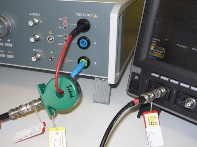 > IEC 61000-4-5 Kalibration Kalibration am Koppelnetzwerk Die Absicht der Norm ist es die Impulsform an jenem Punkt zu spezifizieren wo der EUT angeschlossen wird.