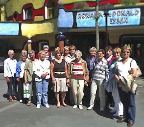 kfd Am 25. Mai besuchten 17 Frauen der kfd St. Ludgerus, Essen-Werden, das Hundertwasserhaus im Grugapark. Seit dem 1.