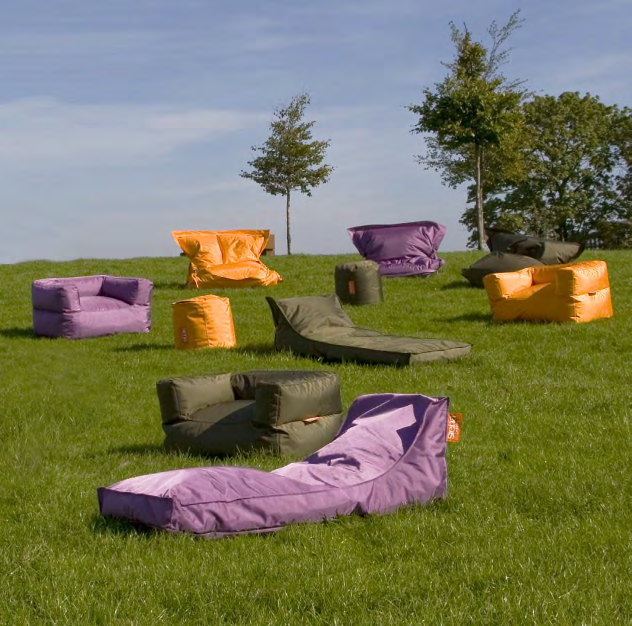 SITTING Die outdoorfähige Sitzsack-Kollektion Diese knautschigen Outdoormöbel laden zum Relaxen ein.