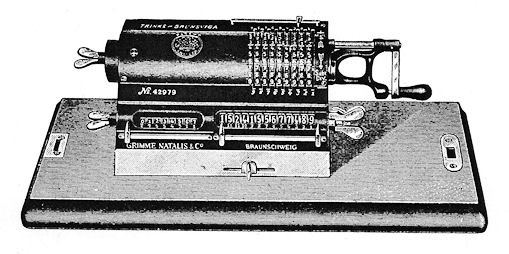 Brunsviga Modelle bis 1920 15 DMJR MR (9 + 9) x (13 + 13) x 8, eine frühe, möglicherweise die erste Doppelmaschine (zwei Maschinen nebeneinander mit einer gemeinsamen Kurbel), mit langen