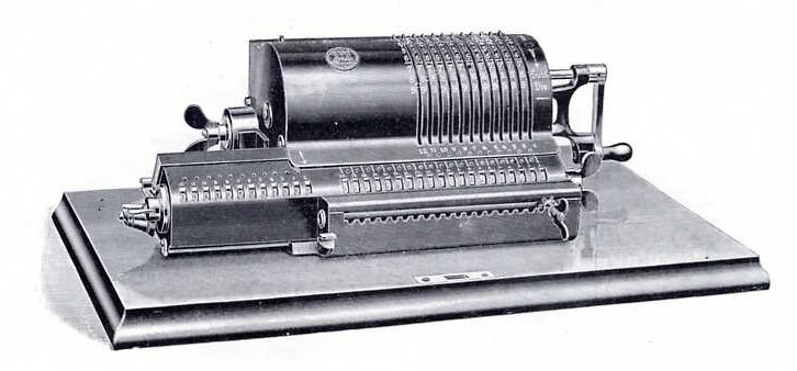 Brunsviga Modelle bis 1920 6 CI entsprechend BI mit breitem Korpus (?), nicht im BruKat. Stellenteilung 9mm. Die Nummern erhalten gebliebener Maschinen mit kurzer Kurbel reichen von 1749 bis 52xx.