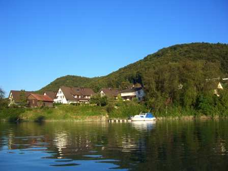 1. Gemeinde Die Gemeinde Schwaderloch liegt zwischen Etzgen und Leibstadt am Rhein. Das Dorf zählt heute ca. 670 Einwohner.