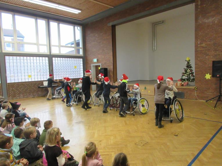 Unser erster Meilenstein bei unserer Inklusionsarbeit an den Schulen Heute, den 20.12.2016, hat die Inklusionsgruppe der Grundschule Isernhagen NB ihre ersten Erfolge bei einer Weihnachtsvorführung.