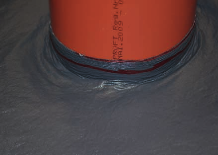 Verklebung Rohrdurchführung 1 2 Rohr bei der Omega UDOs 0 Dachauflegebahn ausschneiden. Eine quadratische Grundplatte auf die Rohrdurchführung legen.