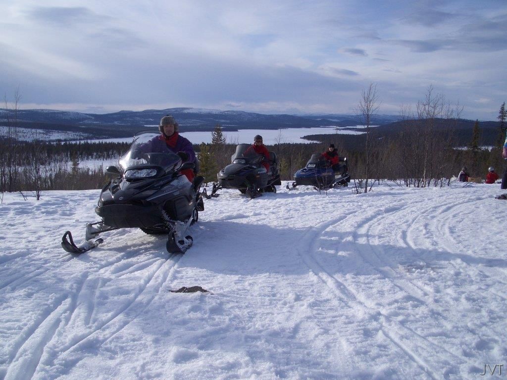 Schneemobil Tour in Lappland 8 Tage im Dreiländereck 5 Tage Schneemobil zum selber fahren Traumhafte Landschaften und Action pur Zu Besuch bei den Rentierzüchtern Einmaliges Erlebnis: Rentier Rennen